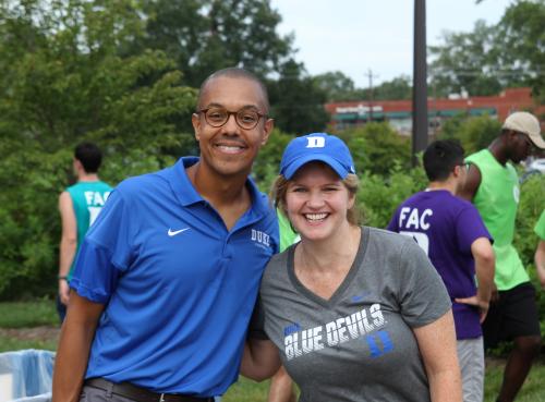 Gary G. Bennett, Vice Provost for Undergraduate Education, and Mary Pat McMahon, VP-Student Affairs, in tshirts helping first-year students move into their dorms